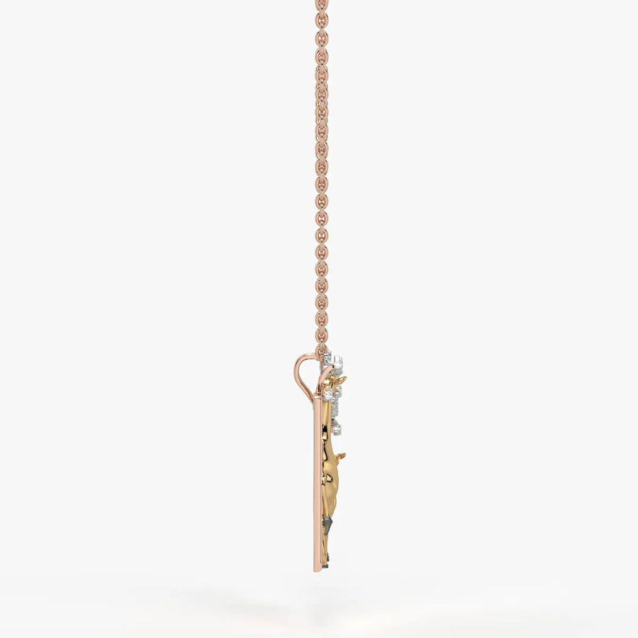 Amor?va Gentle Bond Giraffe Pendant